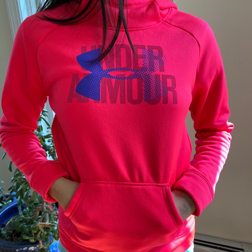 COMFY NWOT hot pink under armour hoodie